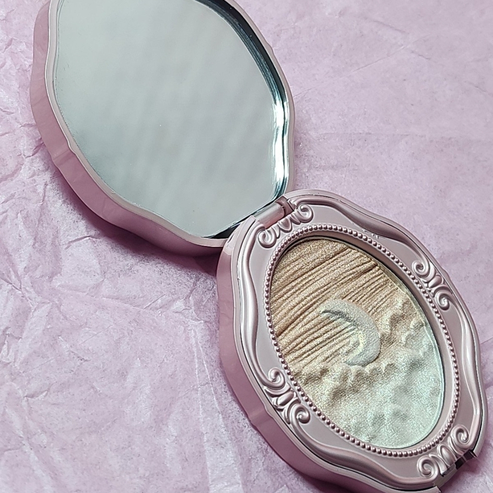 Elegant Pink Compact Mirror with Highlighter